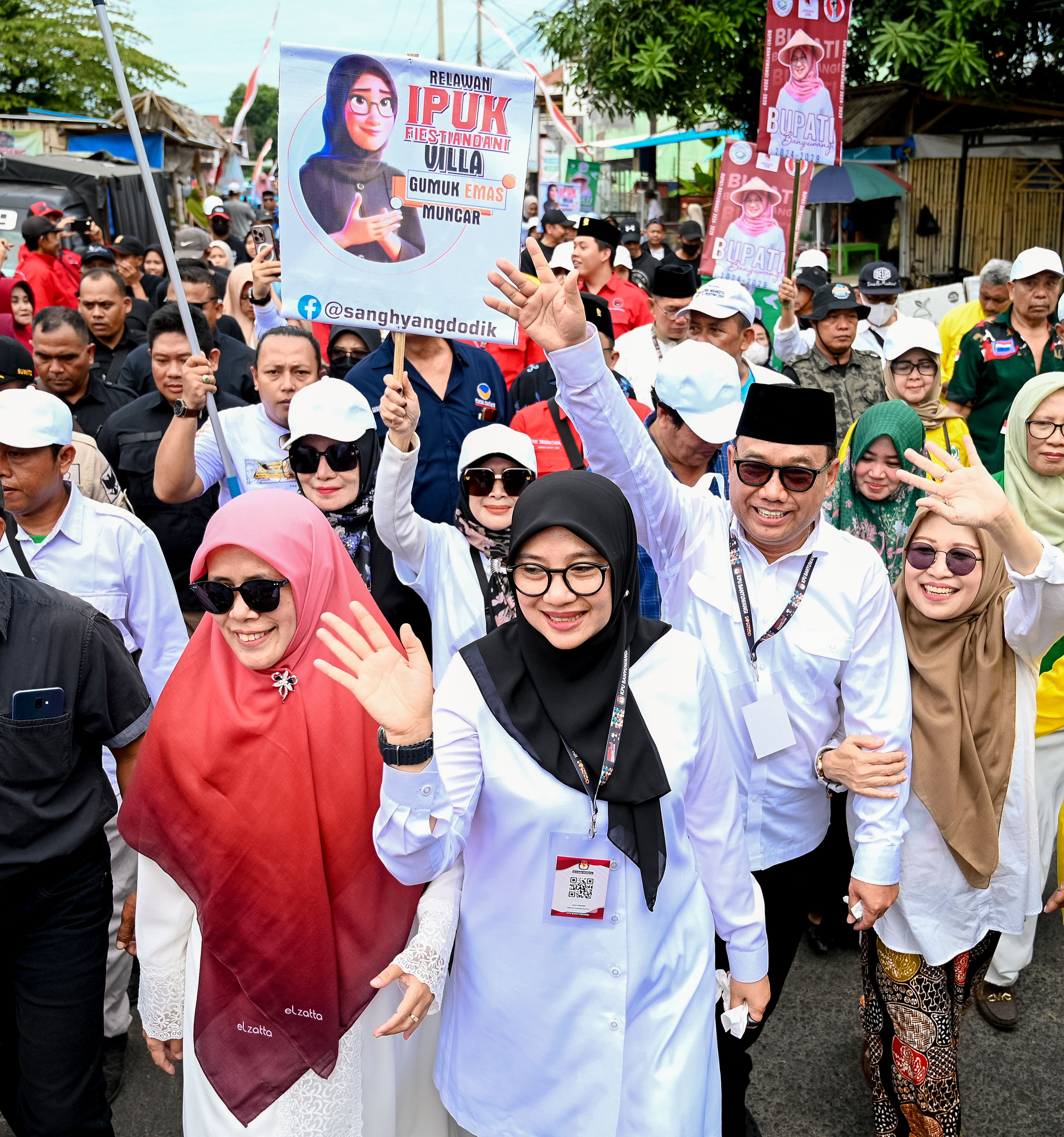Ipuk-Mujiono berjalan kaki menuju kantor KPU Banyuwangi