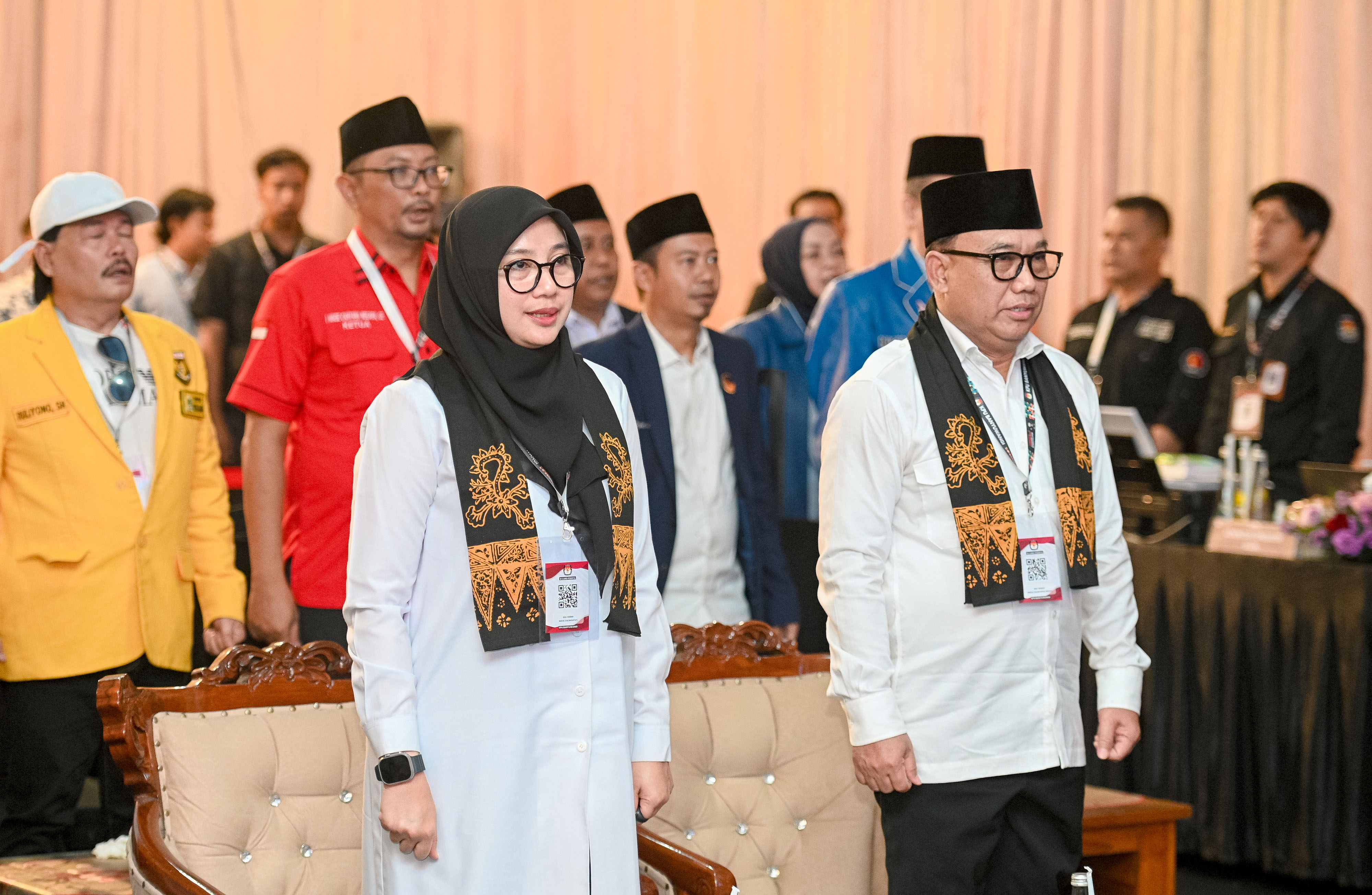 Ipuk Mujiono saat mendaftar sebagai paslon di kantor KPU Banyuwangi kemarin (28/8).