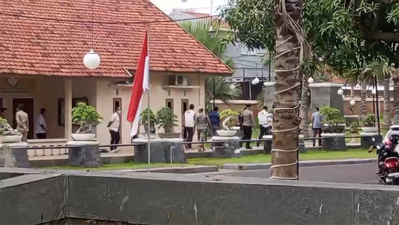 Petugas KPK keluar dari Pendapa Aryo Situbondo.