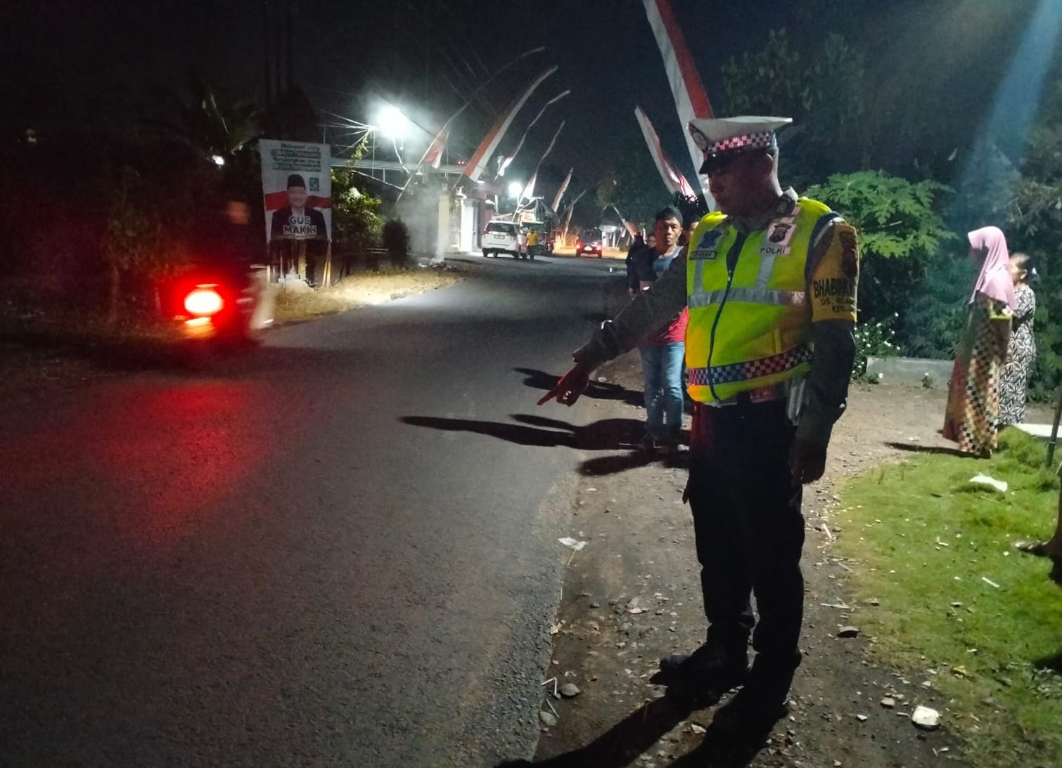 REM BLONG: Truk Hino milik PLN UP3 Banyuwangi usai menabrak ibu dan anak pengendara sepeda listrik di jalan raya Desa Sembulung, Kecamatan Cluring pada Senin (26/8) sore.