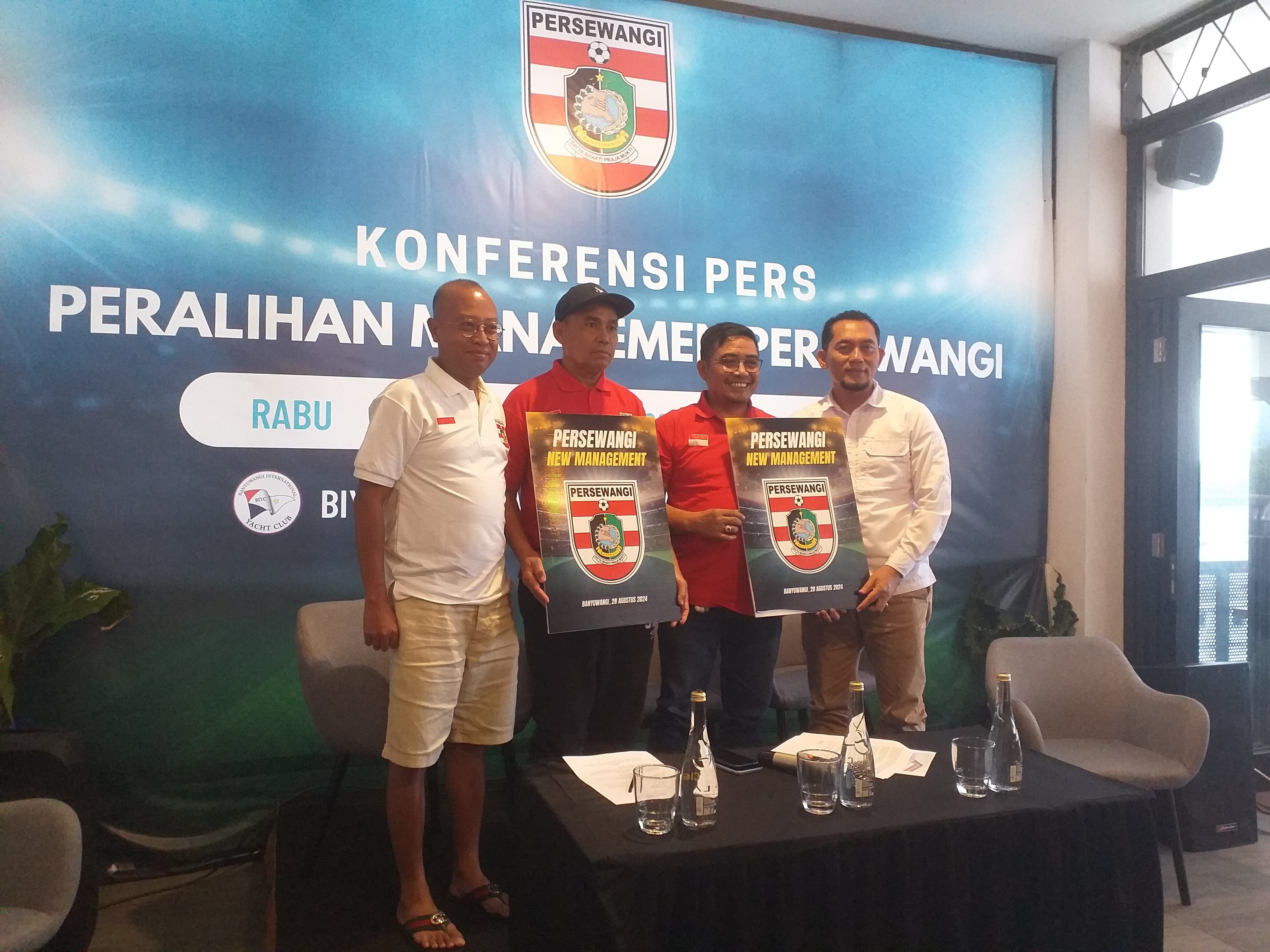 TARGET LOLOS: Syamsudin Batola saat diperkenalkan sebagai Pelatih Kepala Persewangi Banyuwangi