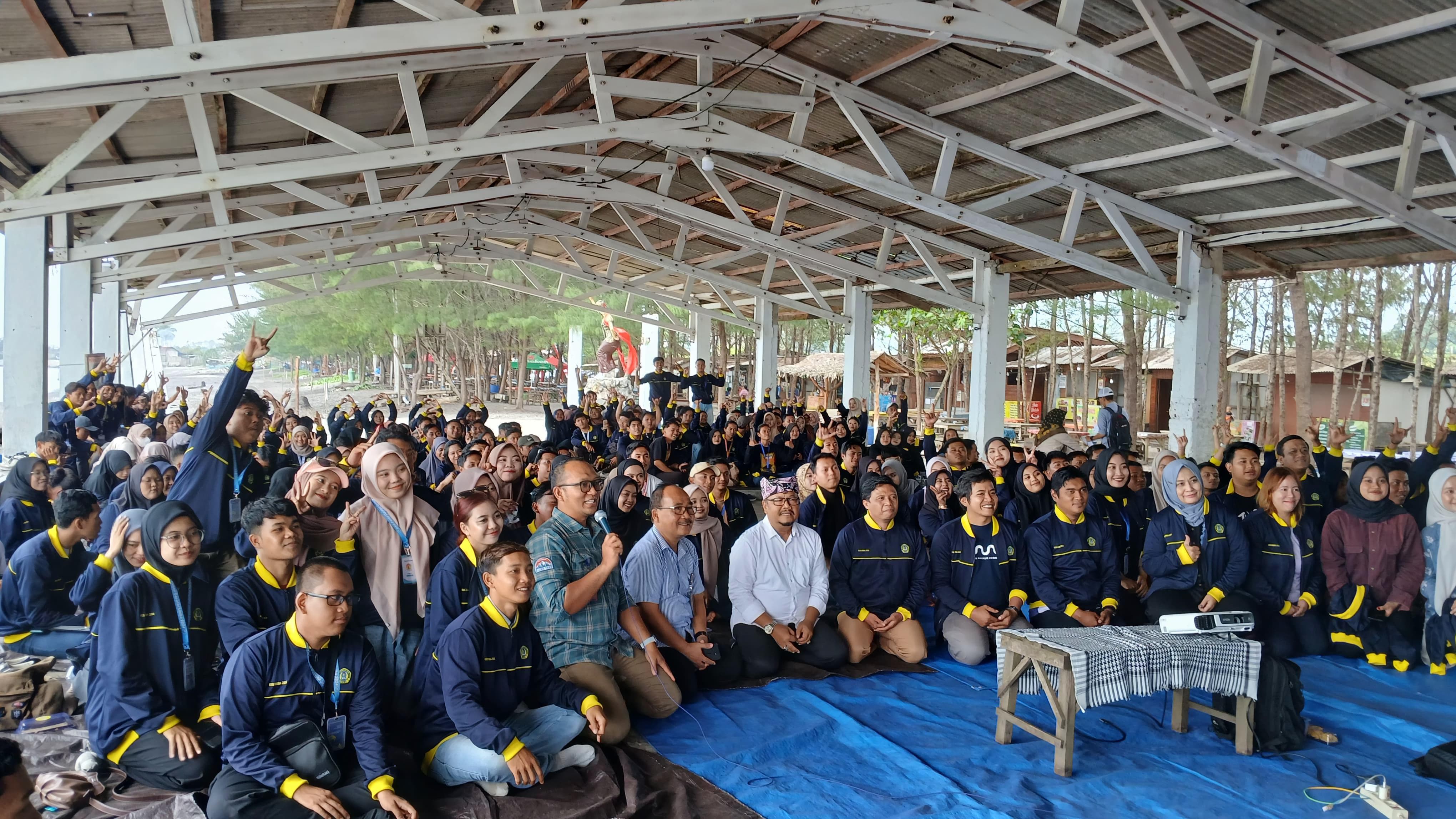 PENUTUPAN: Mahasiswa KKN bersama dosen dan Rektor Uniba Dr H Sadi MM (depan empat dari kiri) dan Plt Kepala Disbudpar Banyuwangi Taufiq Rohman (pakai udeng) di wisata Gumuk Kantong, Desa Sumbersewu.