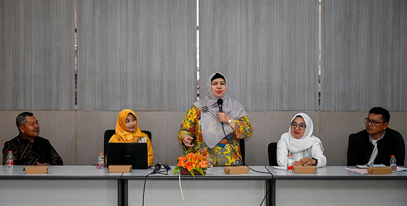 BICARA PERDA: Anggota DPRD Banyuwangi Mafrochatin Ni&rsquo;mah memaparkan potensi  tanaman kelapa dalam diskusi Forum Kemisan di kampus Untag Banyuwangi, Kamis (29/8).