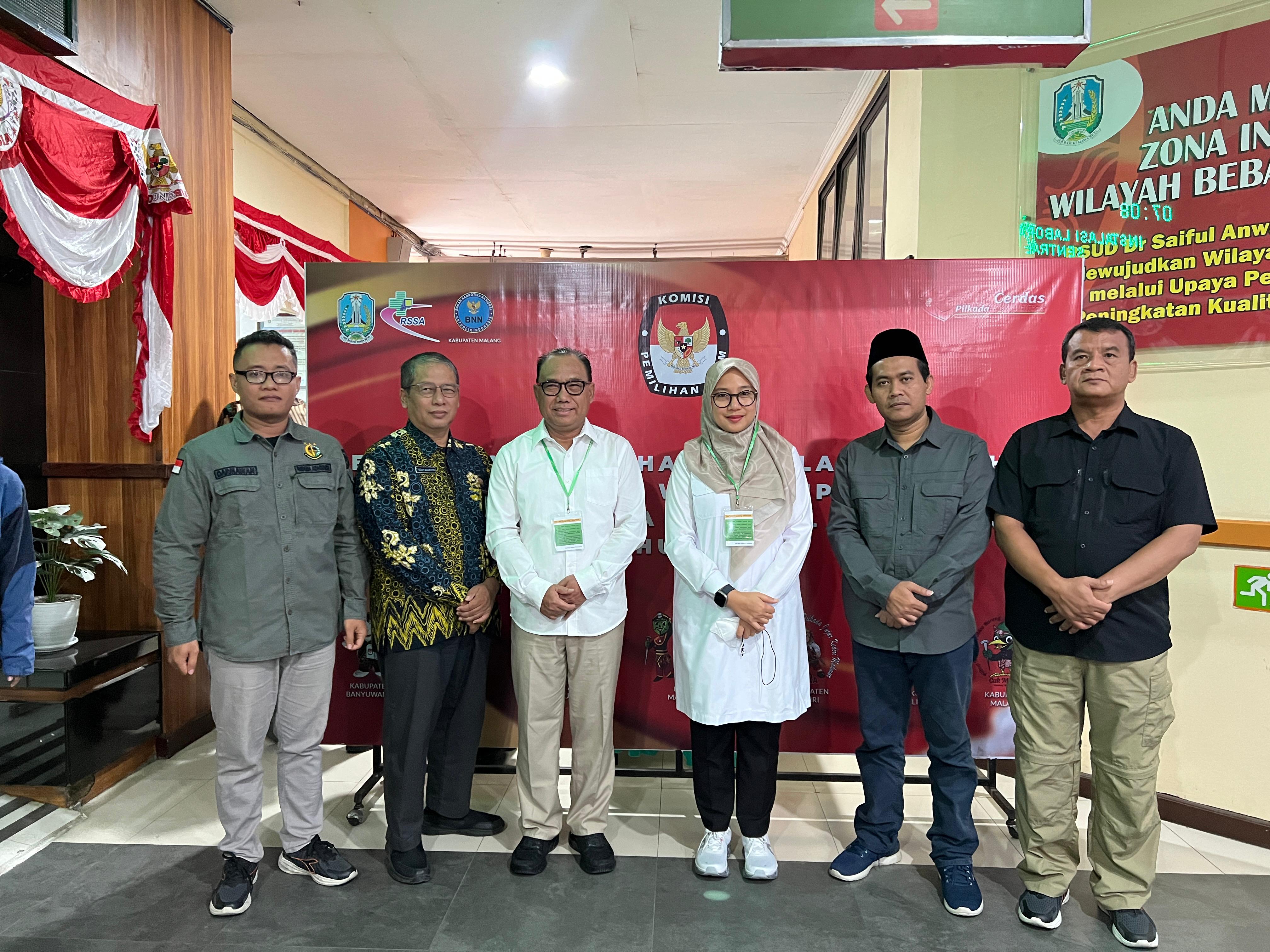 PEMERIKSAAN JASMANI: Paslon Ipuk Fiestiandani-Mujiono menjalani rangkaian tes kesehatan di RS Saiful Anwar Malang, Jumat (30/9). Tes kesehatan jasmani diawasi Bawaslu dan Polresta Banyuwangi.