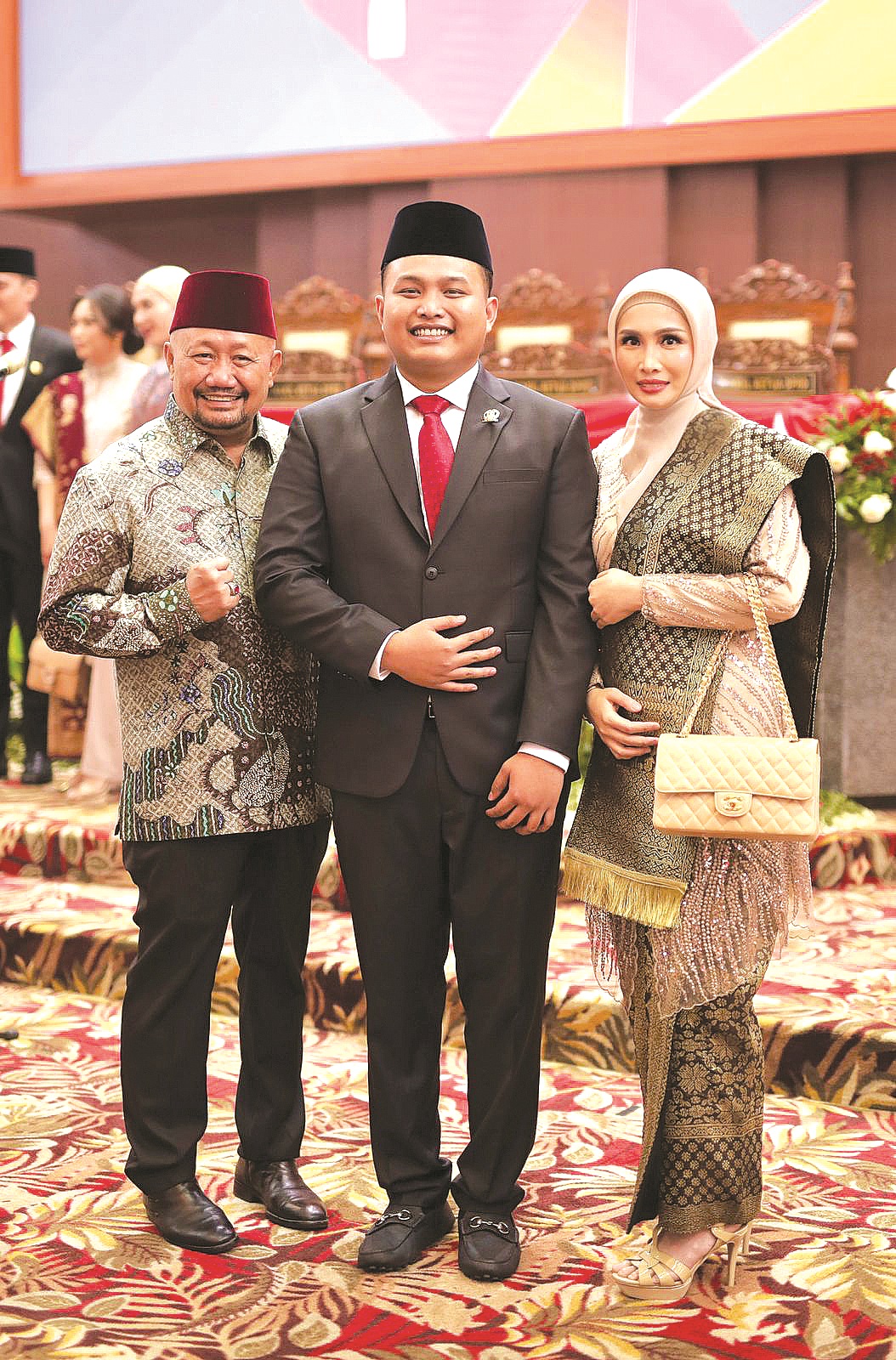 ANGGOTA DPRD TERMUDA: Bima Rafsanjani Rafid didampingi ayahnya Sumail Abdullah dan ibunya Heryin Andesva S saat pelantikan anggota DPRD 1 Jatim di Surabaya, Sabtu (31/8).