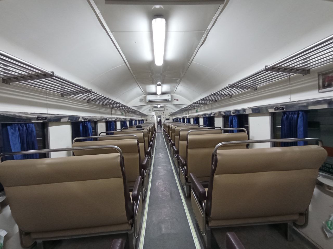 Interior kereta kelas bisnis pada rangkaian KA Ranggajati (Jember-Cirebon pp).