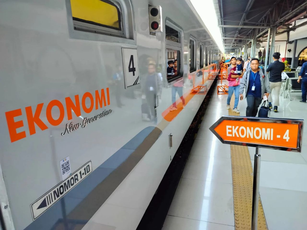 Kereta ekonomi new generation.