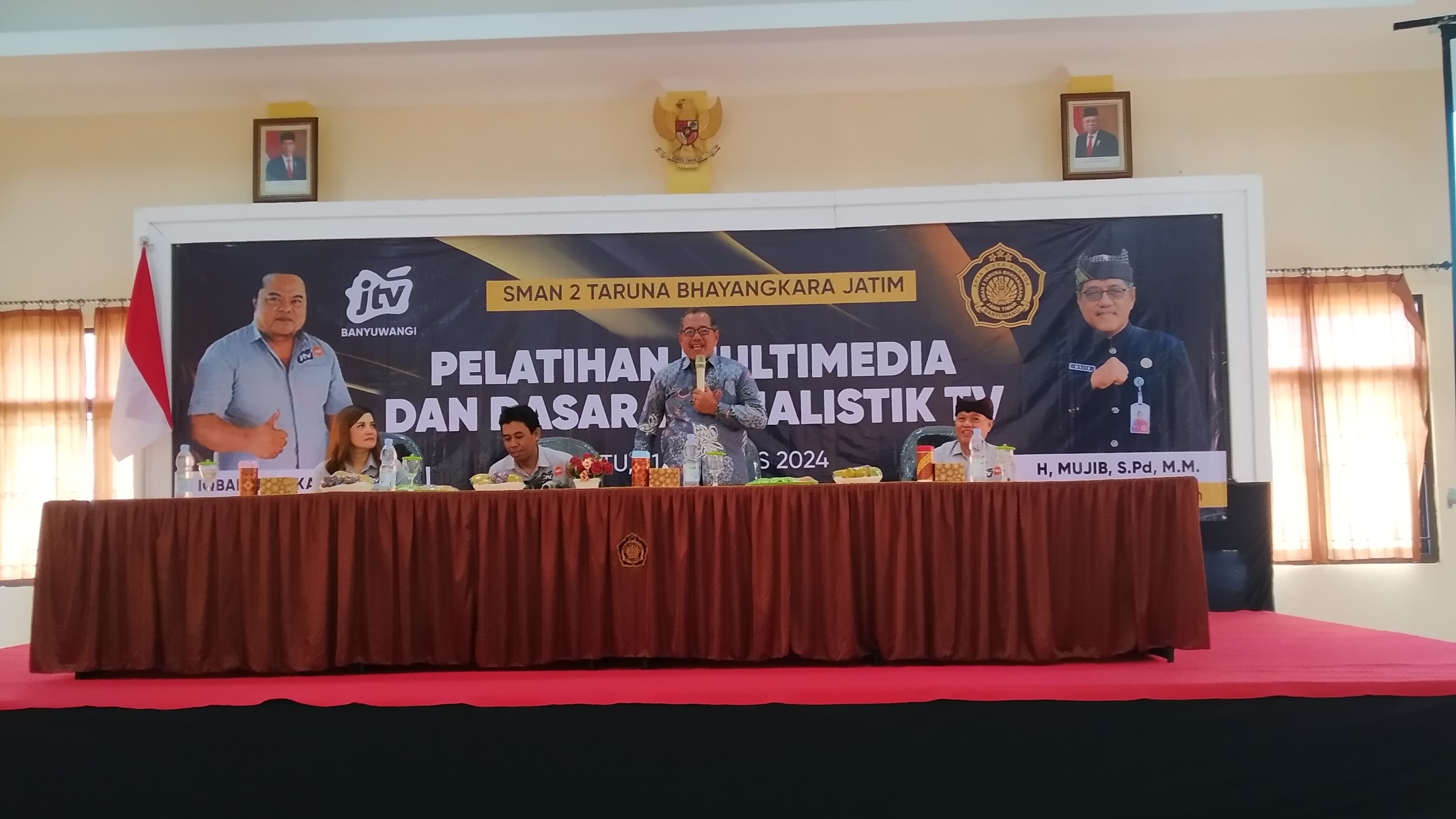 SAMBUTAN: Kepala Smadatara Mujib membuka diklat jurnalistik untuk para anggota organisasi OSIS, MPK, dan Resimen di Aula Smadatara pada Sabtu (31/8).