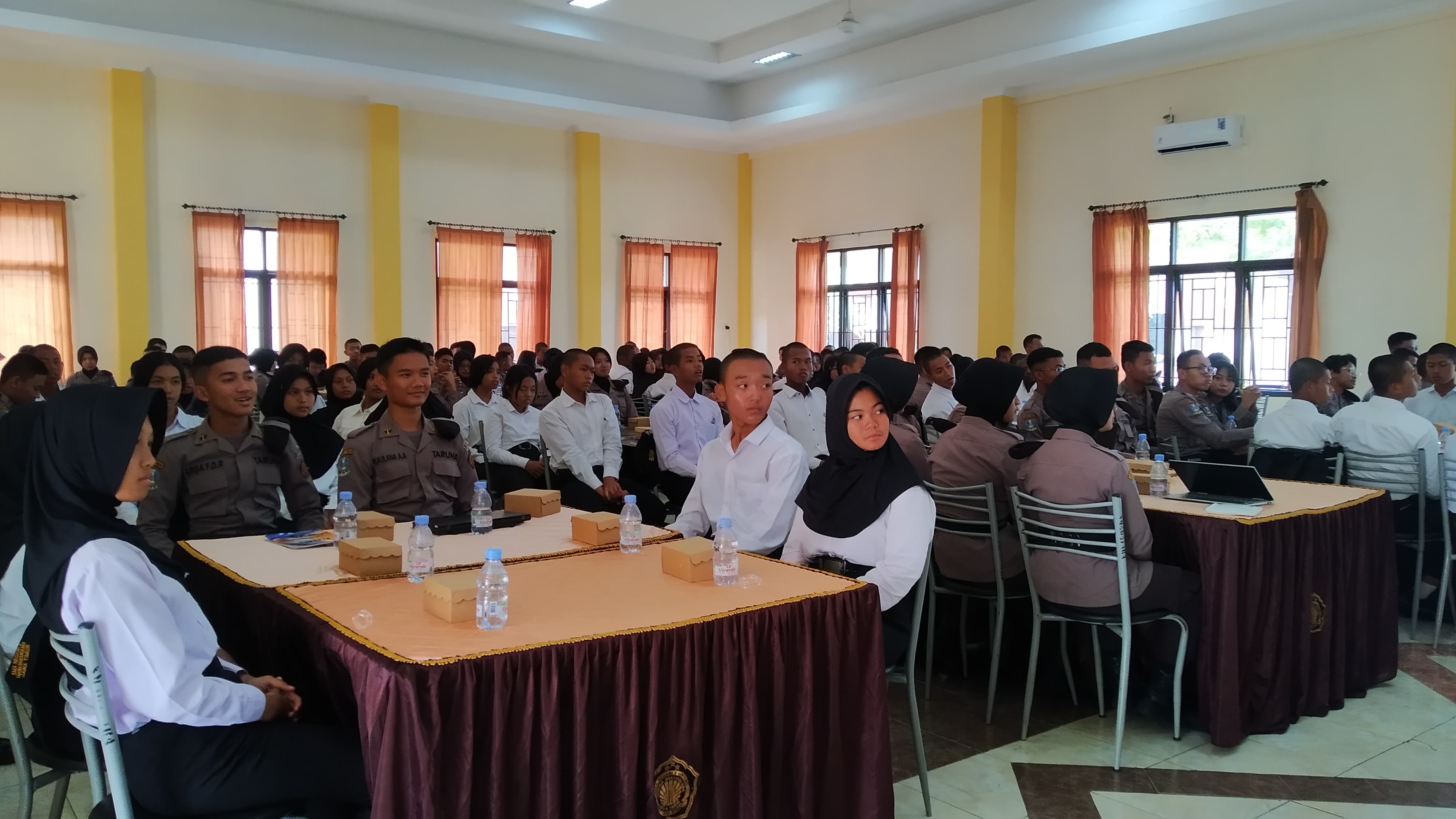 SERIUS: Para siswa Smadatara mengikuti materi jurnalistik yang disampaikan para narasumber pada Sabtu (31/8).