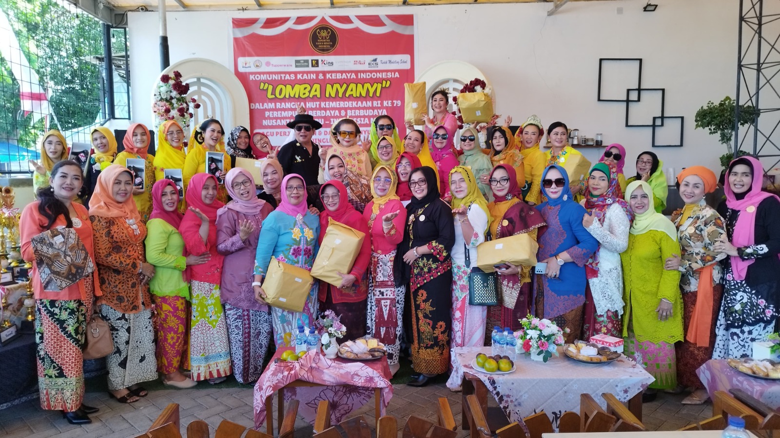 Ketua KKI Banyuwangi Hj Sukanti Swastikawati didampingi Ketua Kolase Banyuwangi Bahtiar Dahlan foto bersama pemenang lomba lagu perjuangan yang digelar di Yaope Cafe & Resto, Tukangkayu, Banyuwangi.