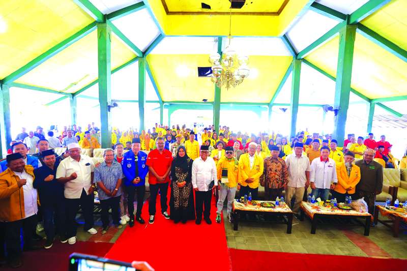 KOMPAK: Pasangan Ipuk-Mujiono bersama pimpinan dan pengurus 16 parpol menghadiri forum konsolidasi di kantor DPD Golkar Banyuwangi Minggu (1/9).