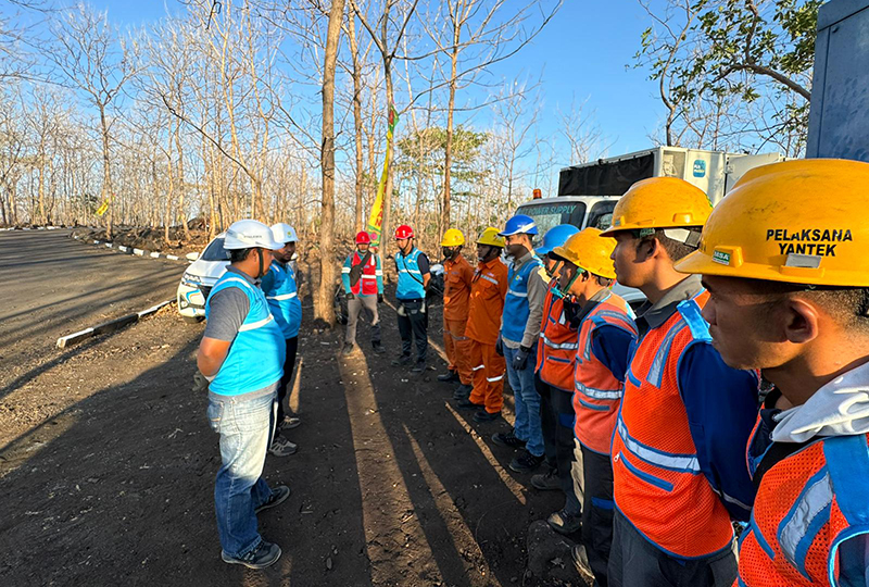 SINERGI: Sejumlah petugas PLN siaga kelistrikan untuk mendukung kelancaran pelaksanaan latgab di Puslatpur Desa Sumberwaru, Kecamatan Banyuputih, Sabtu (30/8).