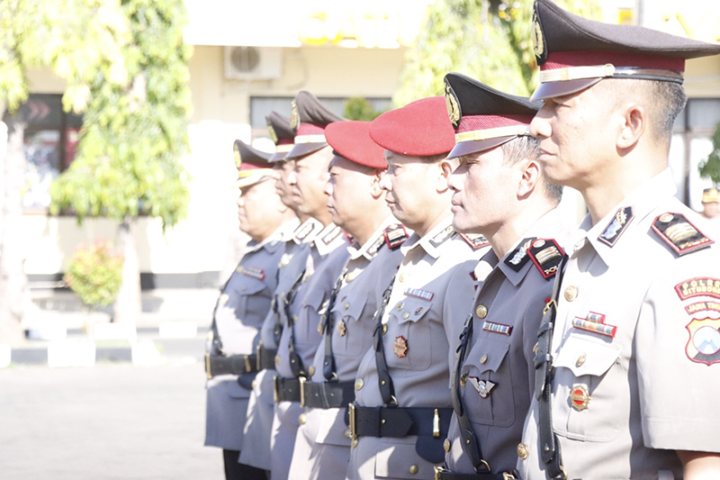 MUTASI: Enam personel Polres Situbondo mengikuti upacara serah terima jabatan (sertijab) di halaman Polres Situbondo, Sabtu lalu (31/8).