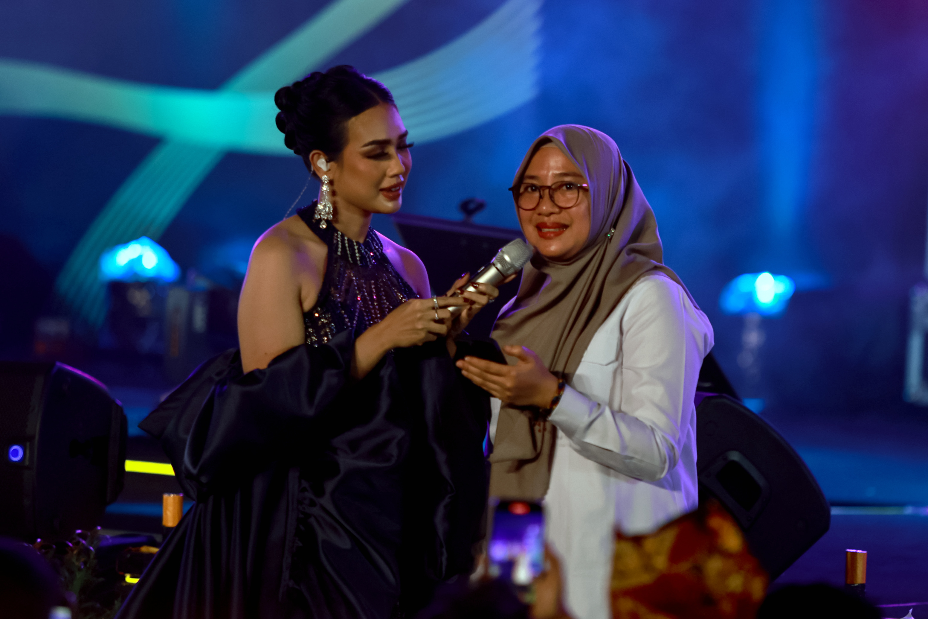 SATU PANGGUNG: Suliyana mengajak Bupati Ipuk Fiestiandani untuk bernyanyi bersama.