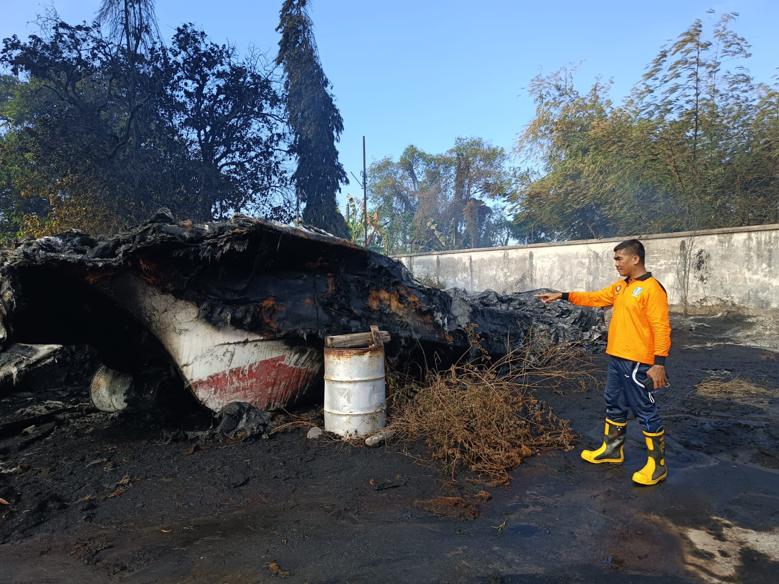 MELELEH: Tiga kapal fiber ikut terbakar dalam peristiwa kebakaran di PT Haka Artha Cipta Unggul, Lingkungan Sukowidi, Kelurahan Klatak, Kalipuro, Minggu (1/9).