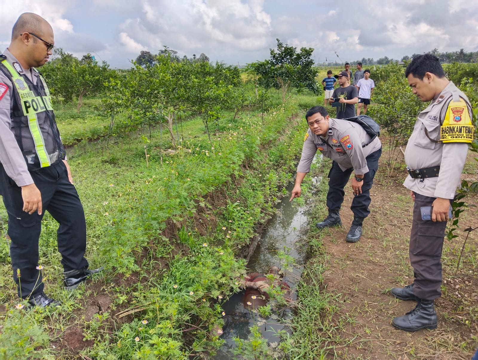 OLAH TKP: Anggota Polsek Genteng mendatangi lokasi ditemukan jenaah Ali Imron di persawahan Dusun Jalen 2, Desa Setail, Kecamatan Genteng Minggu (1/9).