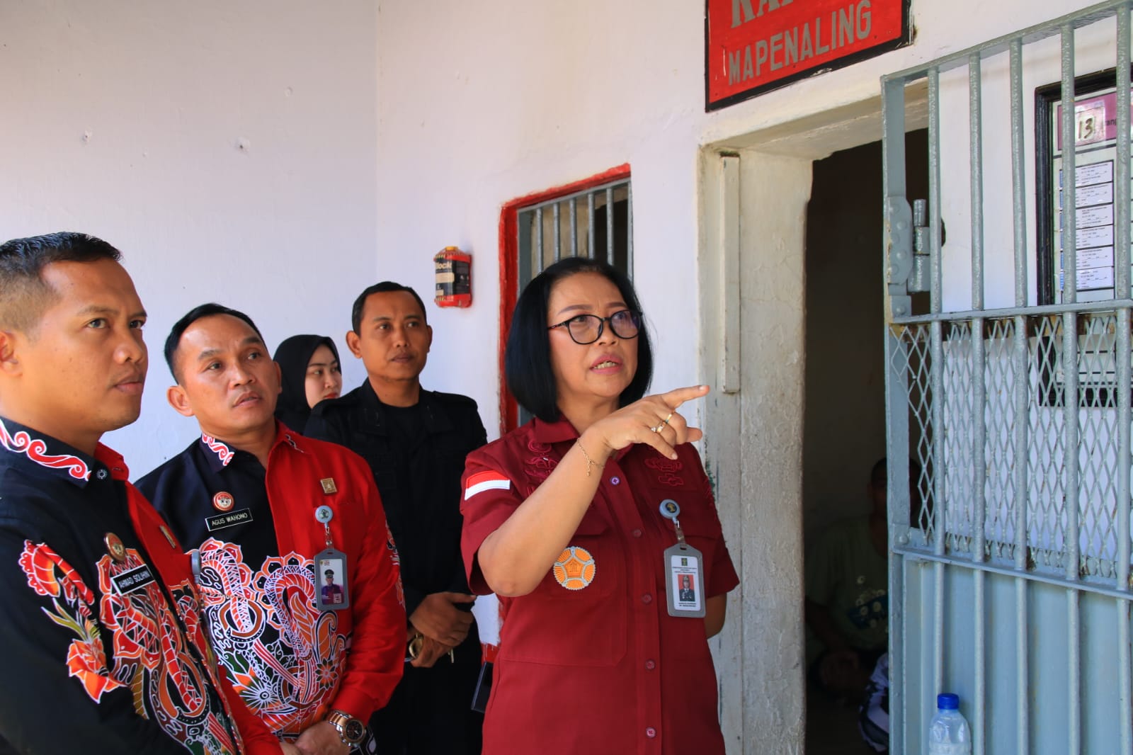 DATANG LANGSUNG: DirtikersPas DitjenPas Kemenkumham Marselina Budiningsih (kanan) mengunjungi Lapas Kelas IIA Banyuwangi pada Minggu (1/9).