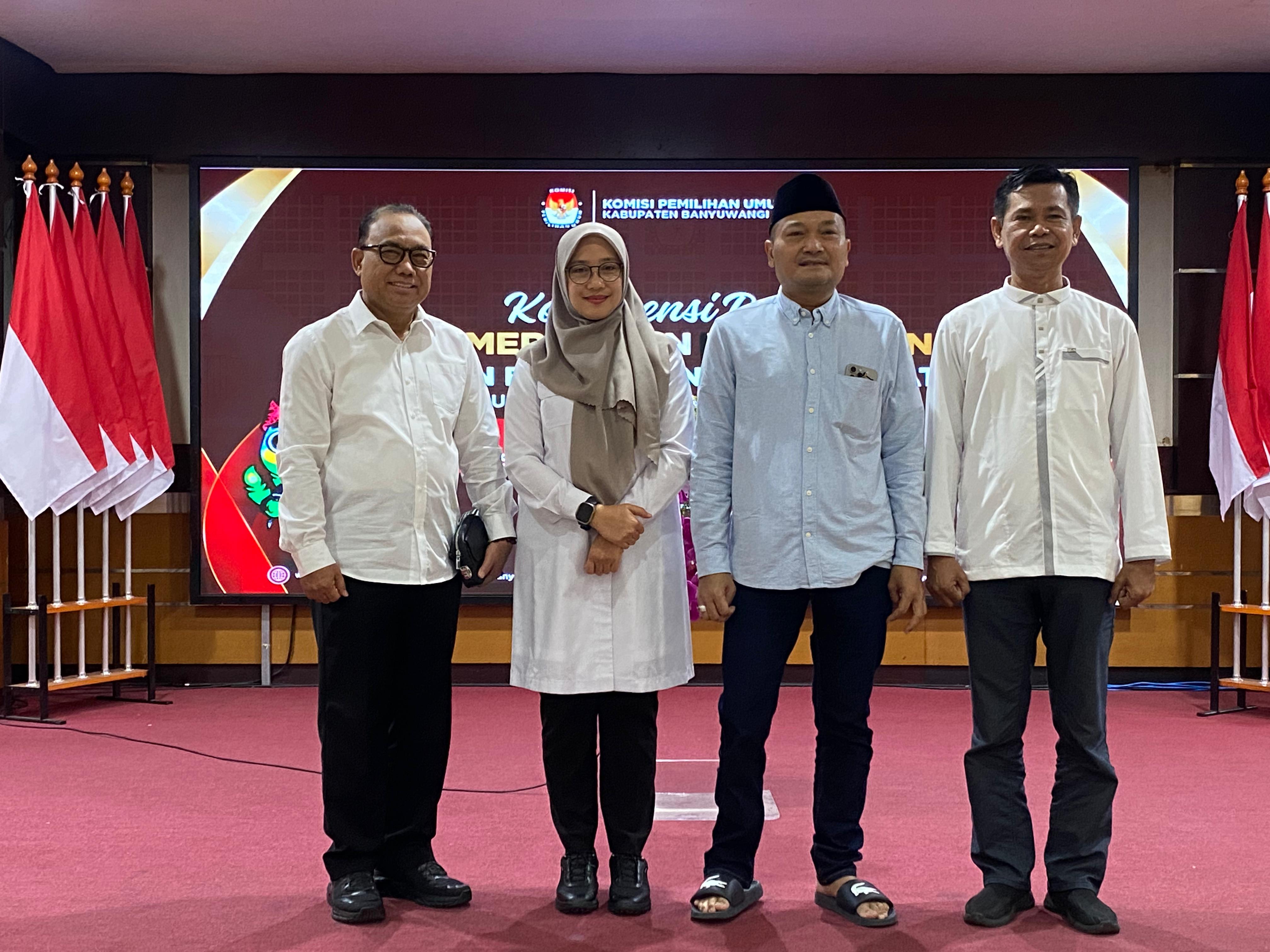 TINGGAL TUNGGU PENGUMUMAN: Paslon Ipuk Fiestiandani-Mujiono dan Ali Makki Zaini-Ali Ruchi usai menjalani tes kesehatan jasmani dan rohani di RS Saiful Anwar, Malang.