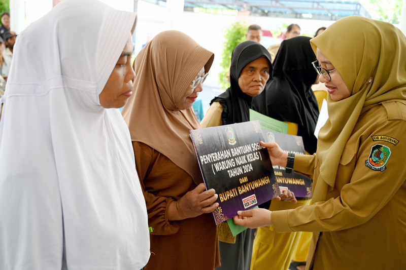 BANTUAN SOSIAL: Bupati Ipuk Fiestiandani menyerahkan bantuan Wenak kepada sejumlah penerima di kantor Kelurahan Penganjuran, Kecamatan Banyuwangi, pada Senin (2/9).