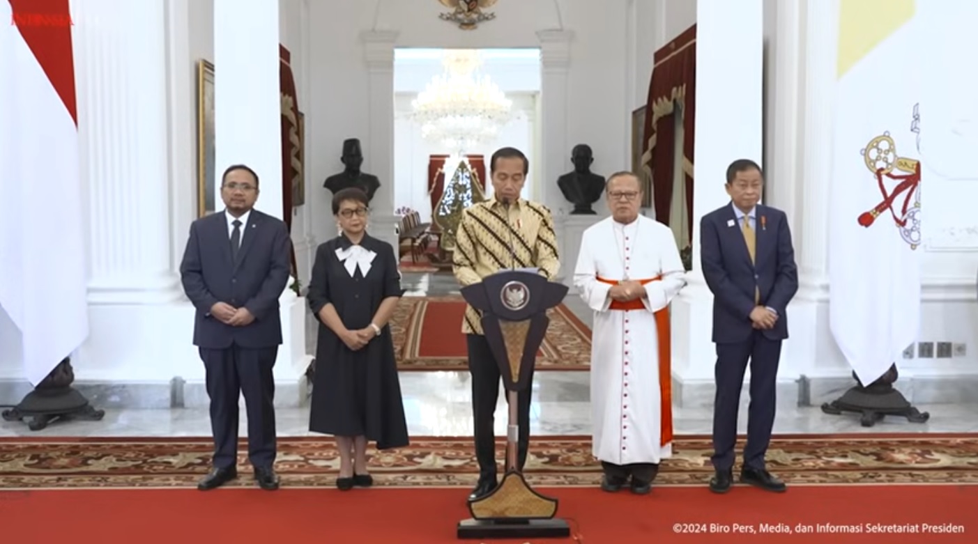 Presiden Joko Widodo (Jokowi) memberikan pernyataan kepada pers usai memimpin rapat terakhir persiapan kedatangan Paus Fransiskus ke Indonesia.