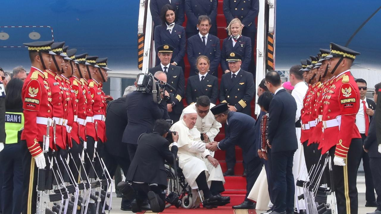 Menteri Agama RI Yaqut Cholil Qoumas menyambut kedatangan Paus Fransiskus di Bandara Internasional Soekarno Hatta.