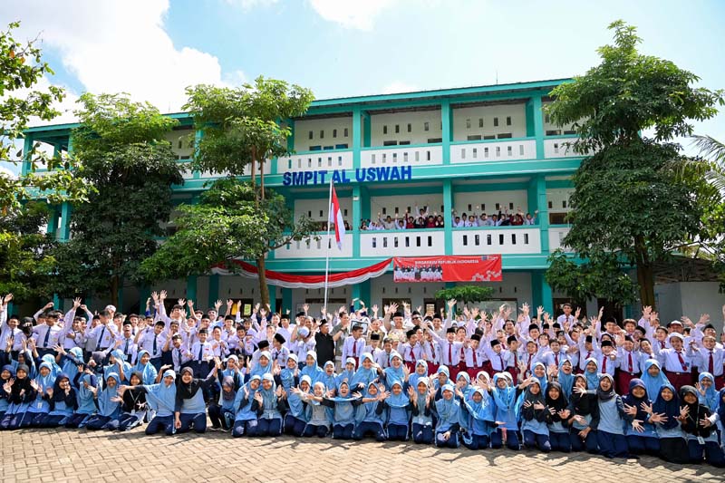 BAHAGIA: Ratusan siswa SDIT Al Uswah menyambut capaian Karyono