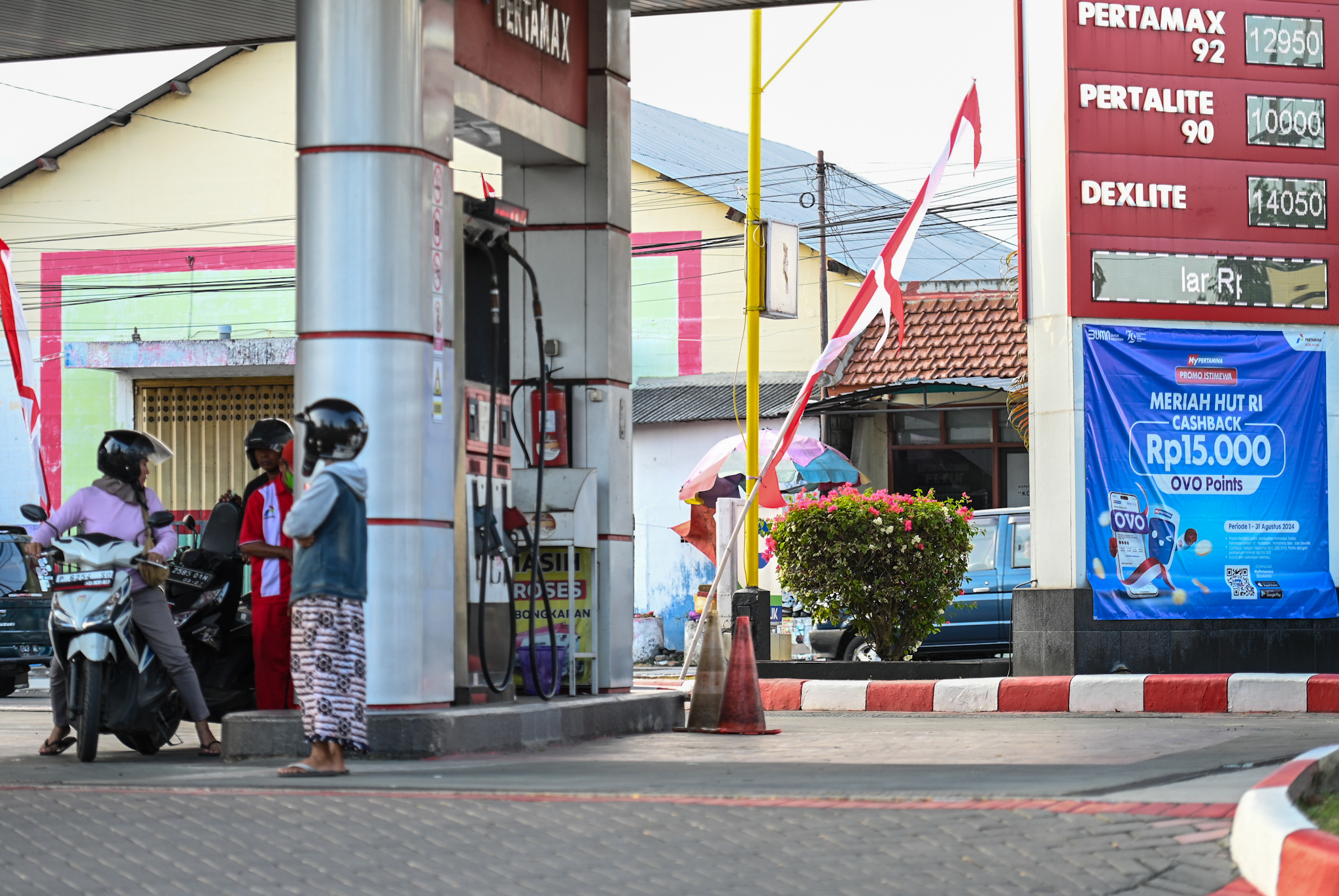 MENGISI BBM: Setelah harga Pertamax turun, warga menyerbu di sejumlah SPBU, salah satunya di SPBU Jalan Banterang, Banyuwangi, Senin (2/9). 