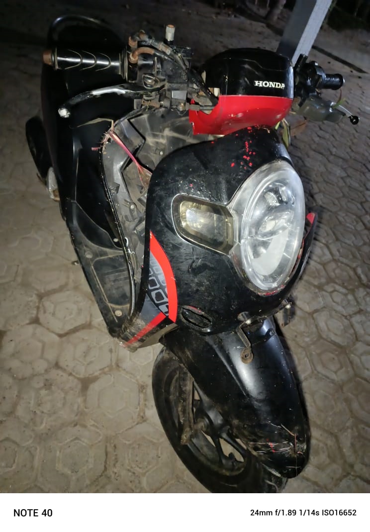 BARANG BUKTI: Satu unit motor Honda Scoopy milik korban diamankan polisi di jalan raya Dusun Pancer, Desa Sumberagung, Kecamatan Pesanggaran pada Senin (2/9) dini hari.
