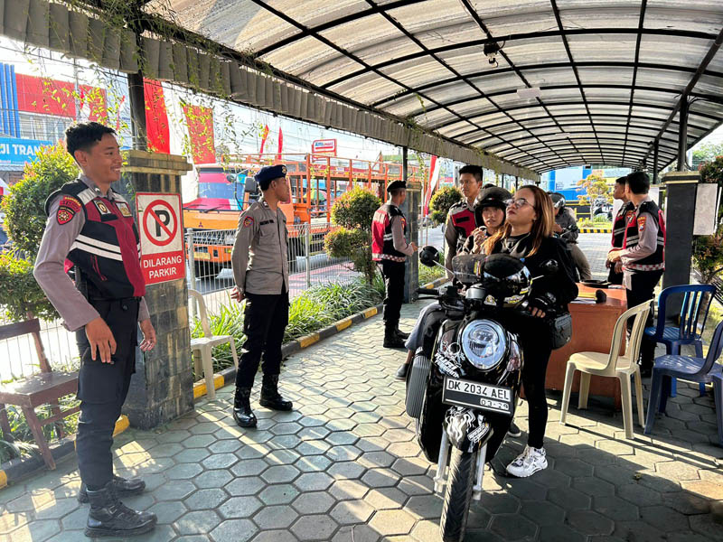 DIPERIKSA KETAT: Sejumlah personel Polresta Banyuwangi memeriksa wisatawan beserta barang bawaannya sebelum menyeberang ke Bali di pintu masuk Pelabuhan ASDP Ketapang Selasa (3/9).