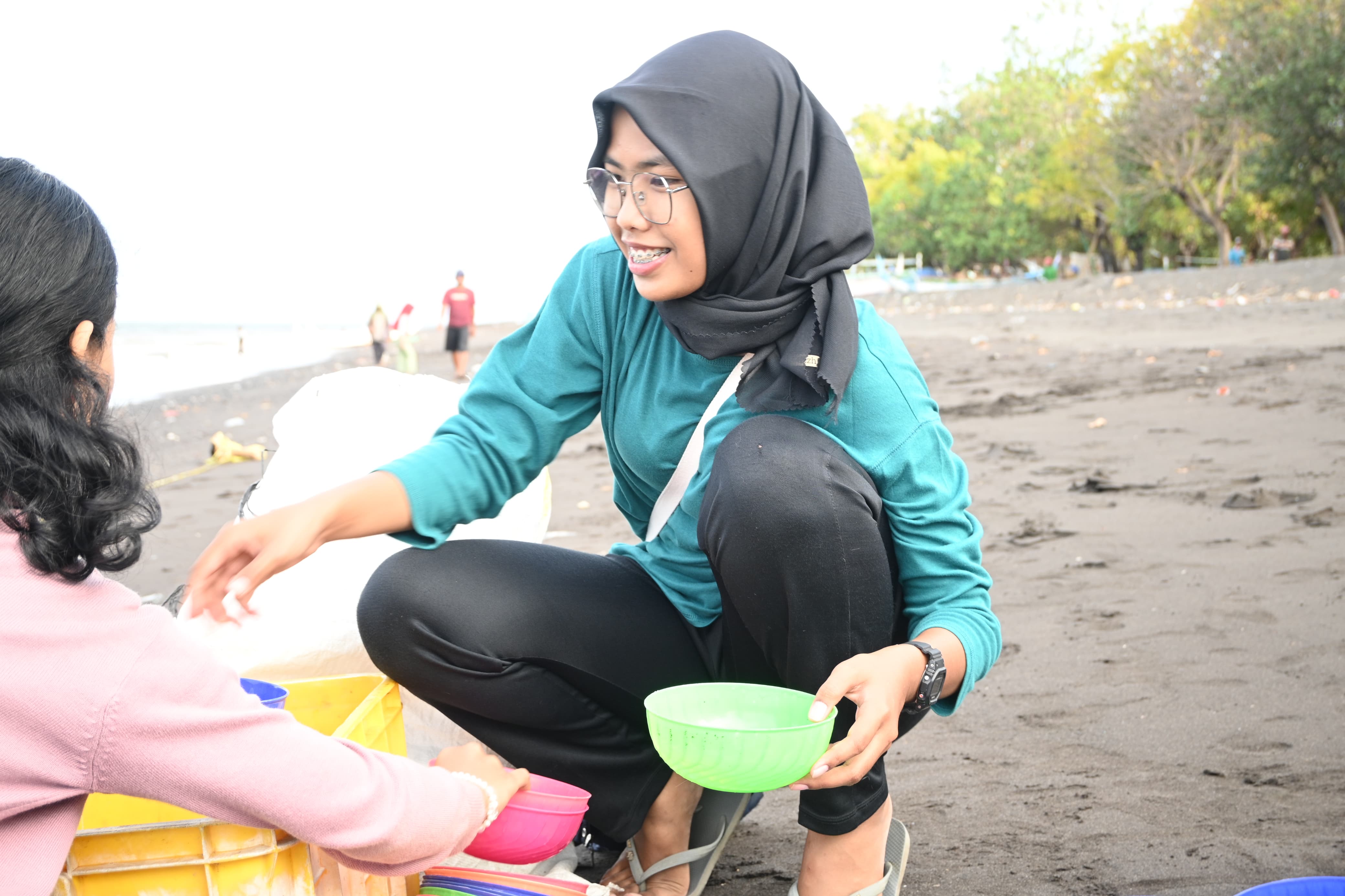 Desi Launia Fadilla alias Dilla melepas tukik di perairan Selat Bali. (Dok. Pribadi)