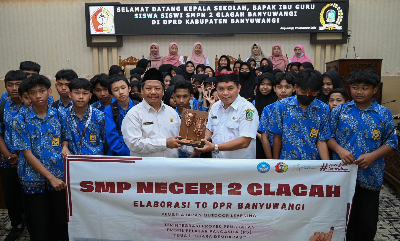 Kepala SMPN 2 Glagah Karyono, S.Pd, MT menyerahkan vandel kepada Kasubag Keprotokalan dan Tata Usaha Imam Basuki di gedung DPRD, Rabu (4/9).