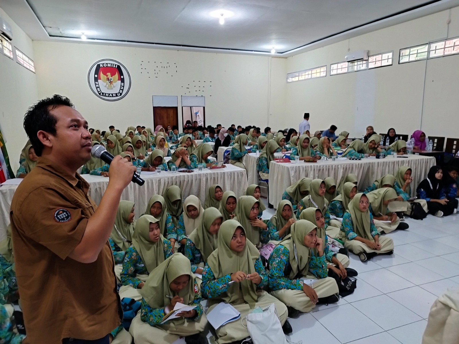 Komisioner Divisi Sosdiklihparmas-SDM KPU Enot Sugiharto (kiri) memberikan pendidikan demokrasi kepada para pelajar SMPN 2 Glagah di Kantor KPU Banyuwangi Rabu (4/9).