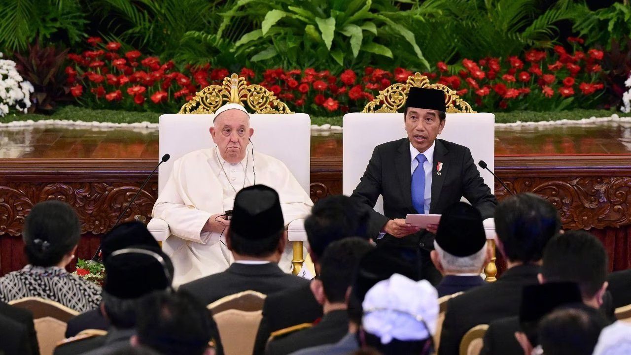 Presiden RI Joko Widodo menyambut kedatangan Pemimpin Tertinggi Gereja Katolik Paus Fransiskus.