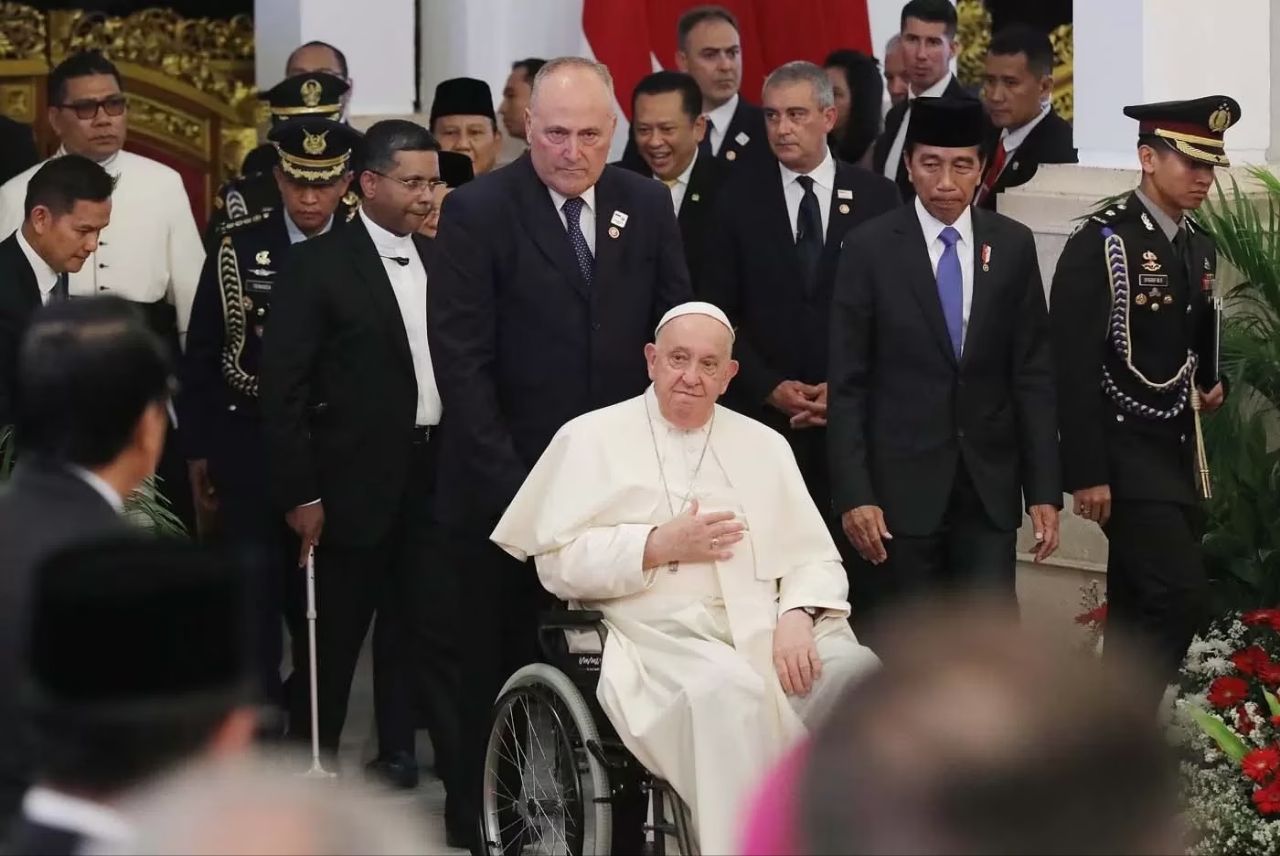 Presiden Joko Widodo bersama Pemimpin Takhta Suci Vatikan Sri Paus Fransiskus.