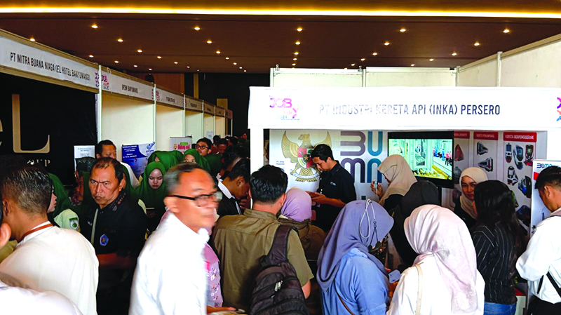 Ratusan Pencari Kerja memadati arena Banyuwangi Job Fair di Havana Ballroom Jajag Banyuwangi.