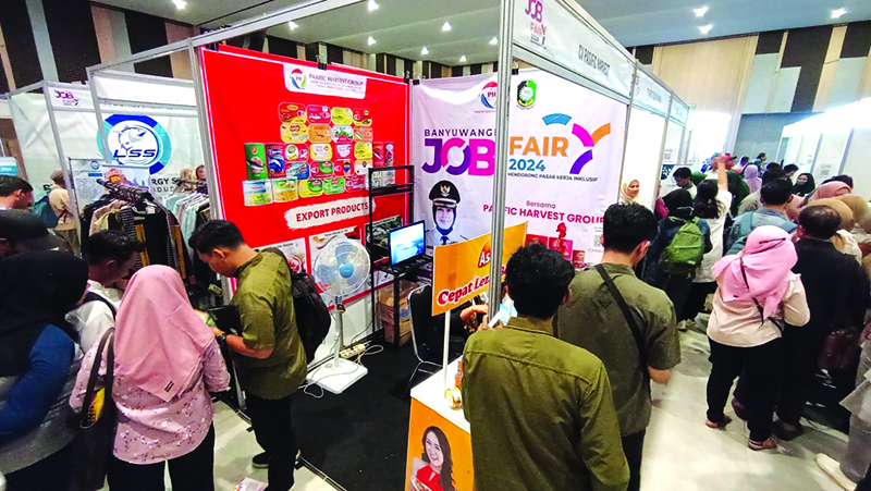 PENUH: Para pencari kerja memadati perusahaan penyedia lapangan kerja dalam Job Fair 2024 di Ballroom Havana Park Jajag. Gambiran, Rabu (4/9)