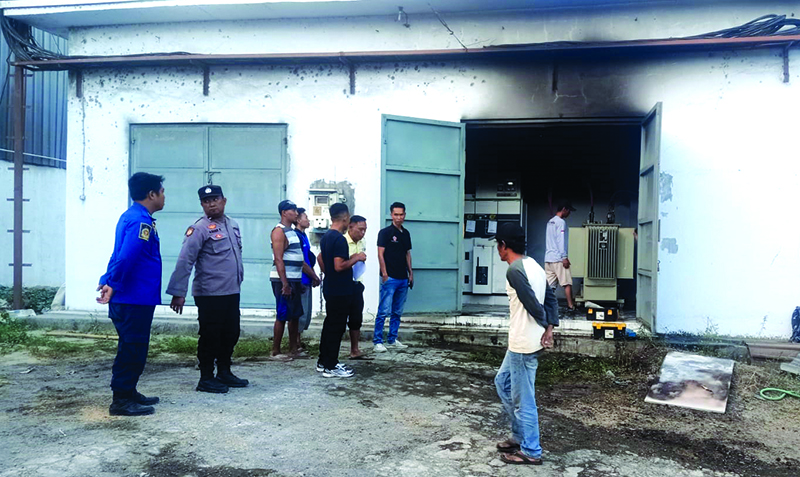 PADAM: Panel listrik gudang beras PT Ratu Pangan Sejahtera di Dusun Mantren, Desa/Kecamatan Kabat, Banyuwangi, terbakar, Rabu (4/9)