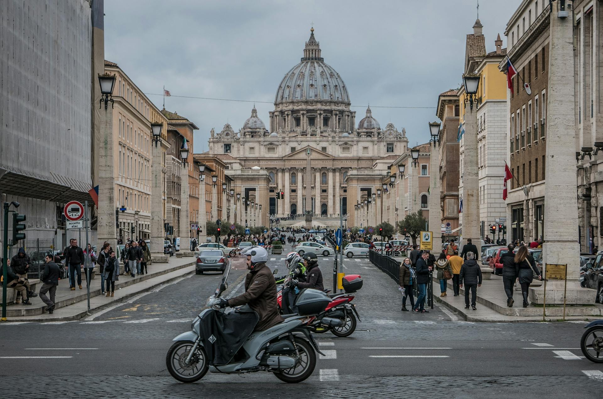 Kota Vatikan, negara kecil di jantung Kota Roma, Italia.