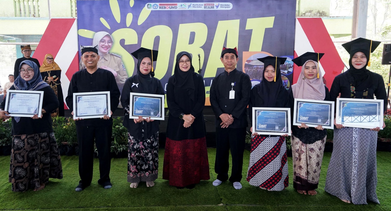 Usai di wisuda, para wali murid yang telah menyelesaikan pendidikan parentingnya foto bersama Bupati Ipuk Fiestiandani dan Kepala Dinas Pendidikan Banyuwangi Suratno, di GOR Tawangalun.
