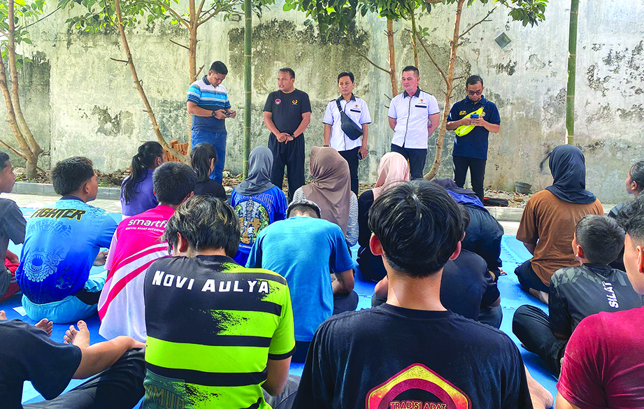 CABOR BARU: Tim Monitoring Grup Dua KONI Banyuwangi menyaksikan latihan atlet cabor kurash di kompleks Masjid Cenghoo Banyuwangi pada Minggu (1/9).