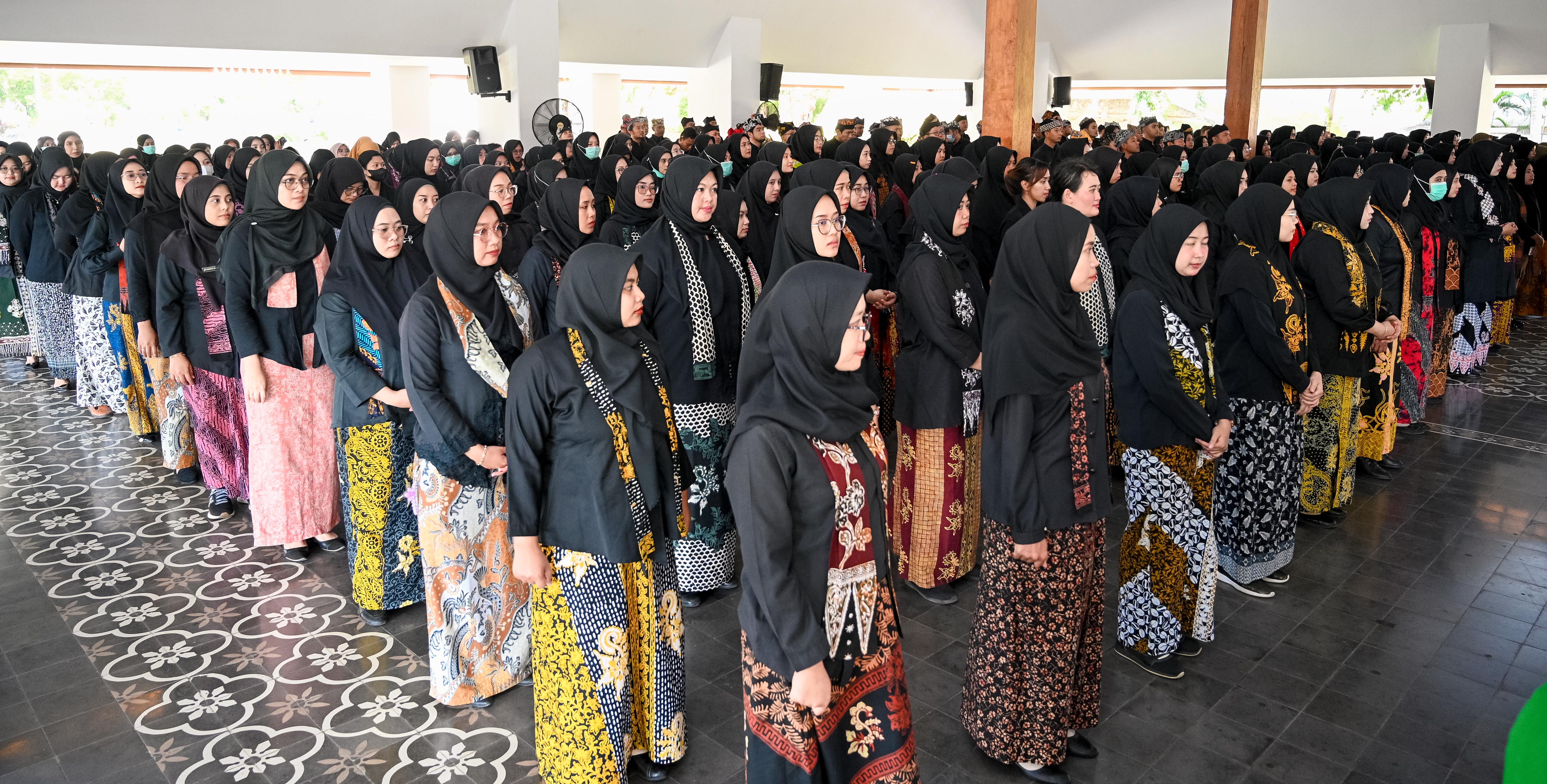 MODAL NAIK PANGKAT: Rtusan ASN mengikuti prosesi pengucapan sumpah sekaligus penyerahan SK jabatan fungsional di pendapa Sabha Swagata Blambangan Kamis (5/9).