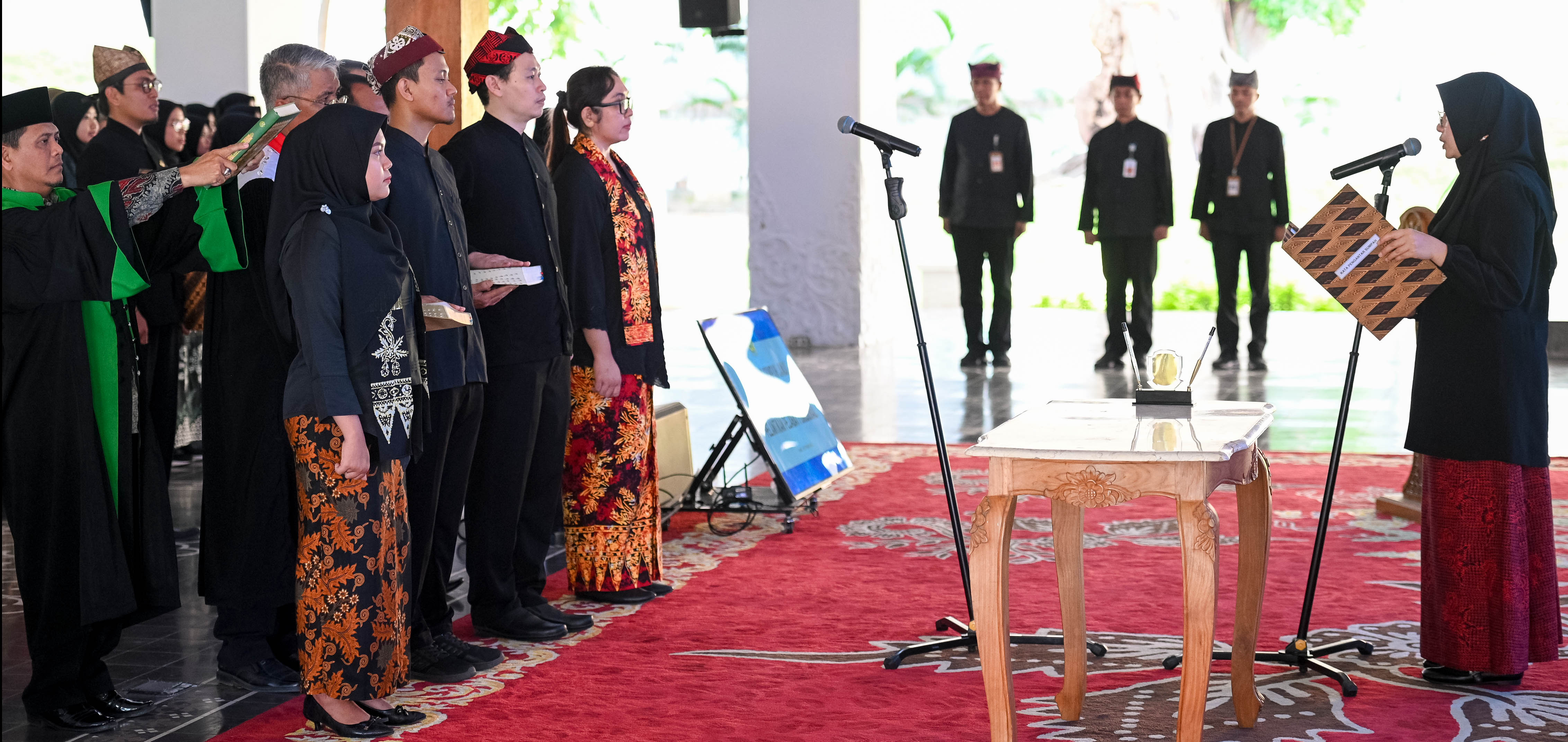 MANDAT: Bupati Ipuk memimpin pengucapan sumpah/janji jabatan fungsional ASN di pendapa Sabha Swagata Blambangan Kamis (5/9).