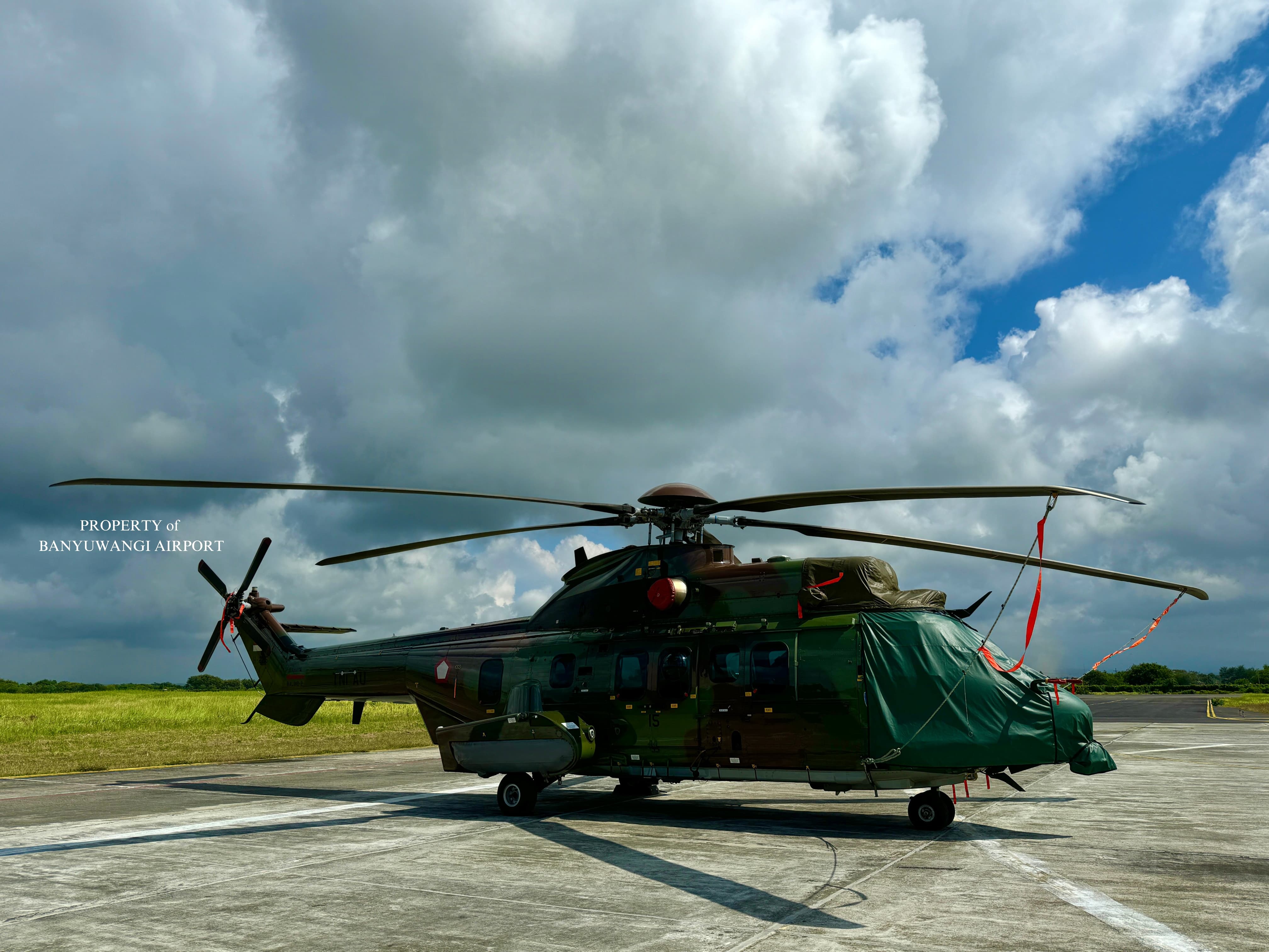 SIBUK: Helikopter milik TNI parkir di apron Bandara Banyuwangi Kamis (5/9)