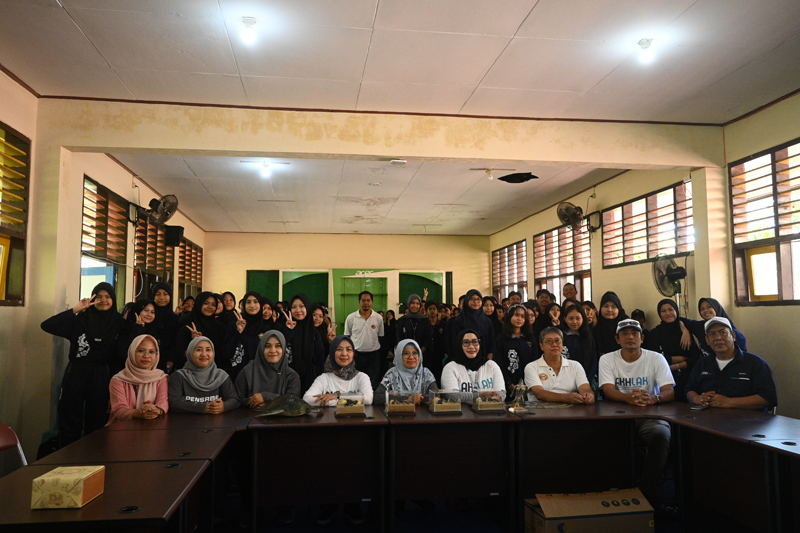 KOMPAK: Jajaran Pelindo bersama siswa SMPN 1 Banyuwangi saat ambil bagian dalam Aktivasi Program Pelindo Integration Conservation Center Banyuwangi.