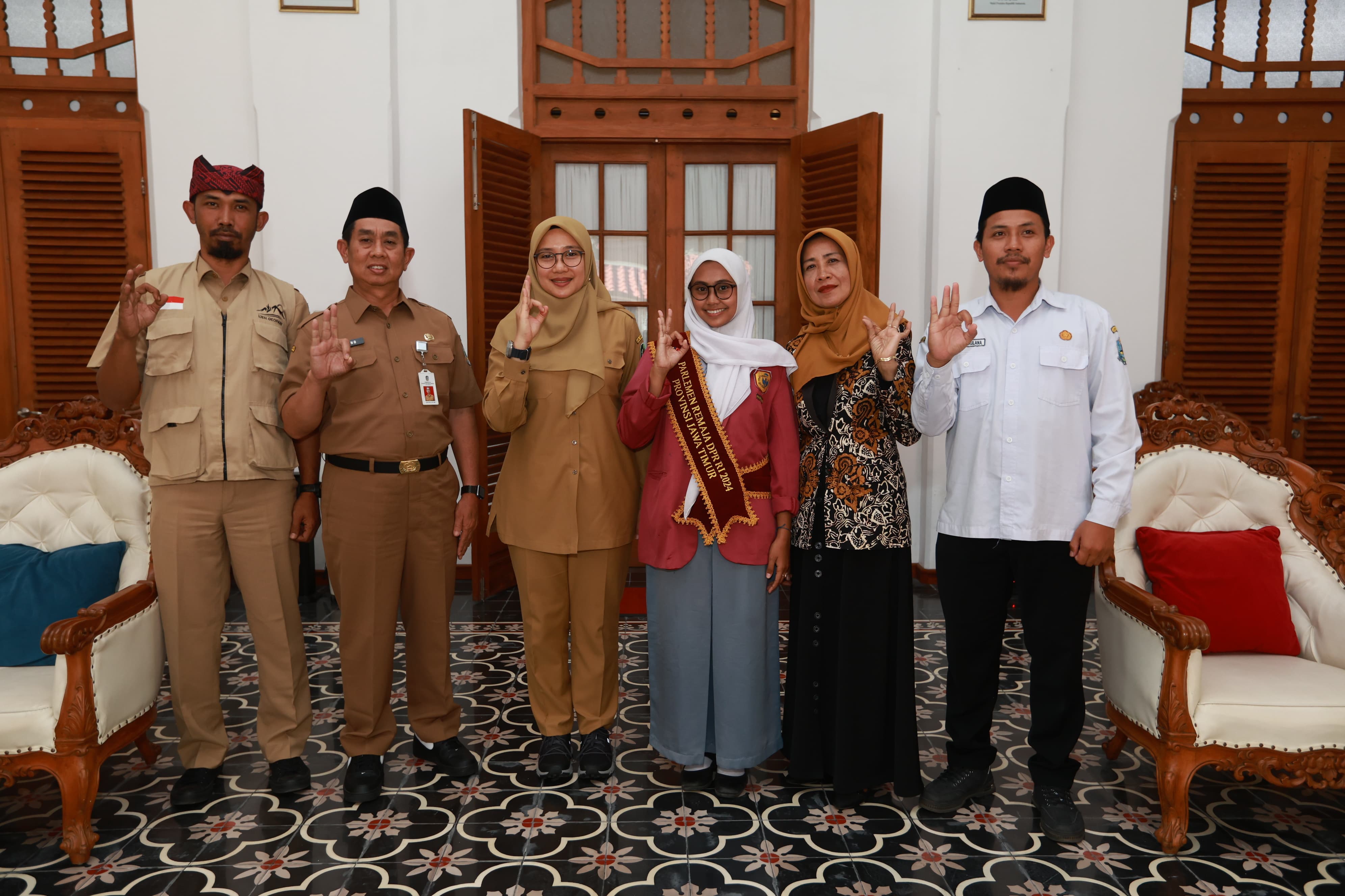 AUDIENSI: Nadia Naysilla Ananda Putri berfoto dengan Bupati Ipuk, Kadispendik Suratno, dan Sekretaris Dispora M. Alfin Kurniawan di Pendapa Sabha Swagata Blambangan, Senin (2/9).
