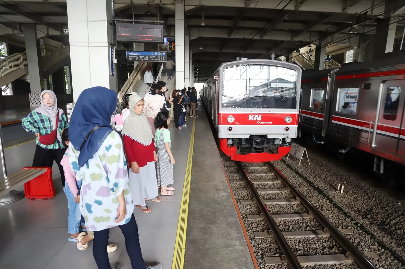 Penumpang KRL Commuter Line.