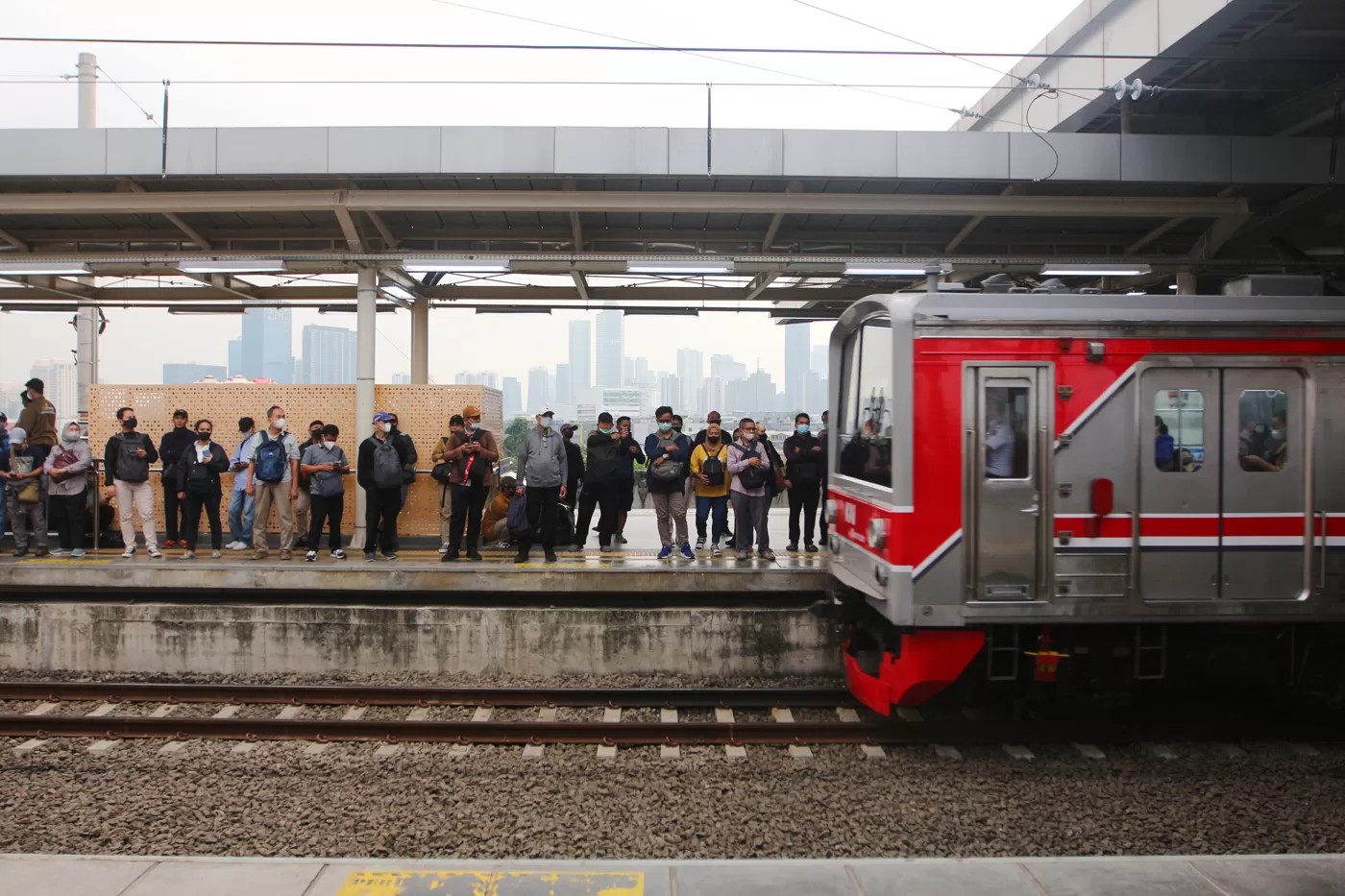 Kepadatan penumpang KRL Commuter Line di Stasiun Manggarai, Jakarta.
