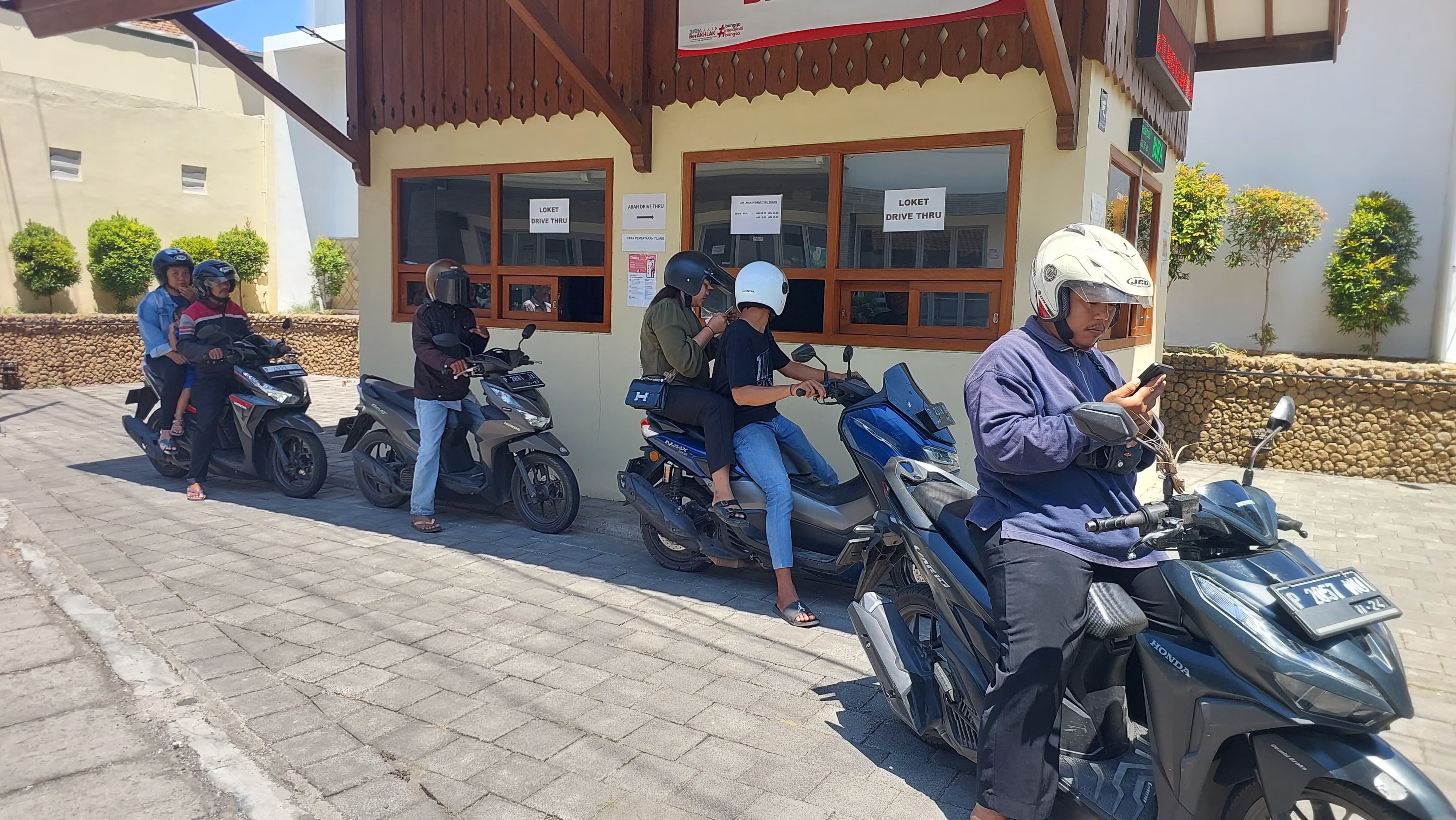 LAYANAN DRIVE THRU: Sejumlah pengendara sepeda motor mengambil STNK yang disita sebagai bukti pelanggaran di Kejari Banyuwangi Jumat (6/9).