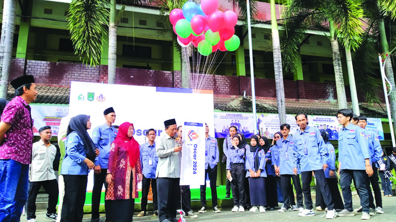 DIBUKA: Rektor IAI Ibrahimy Dr KH Lukman Hakim MHI saat melepas balon sebagai tanda dimulainya OSCAR 2024 di kampusnya Jumat (6/9).