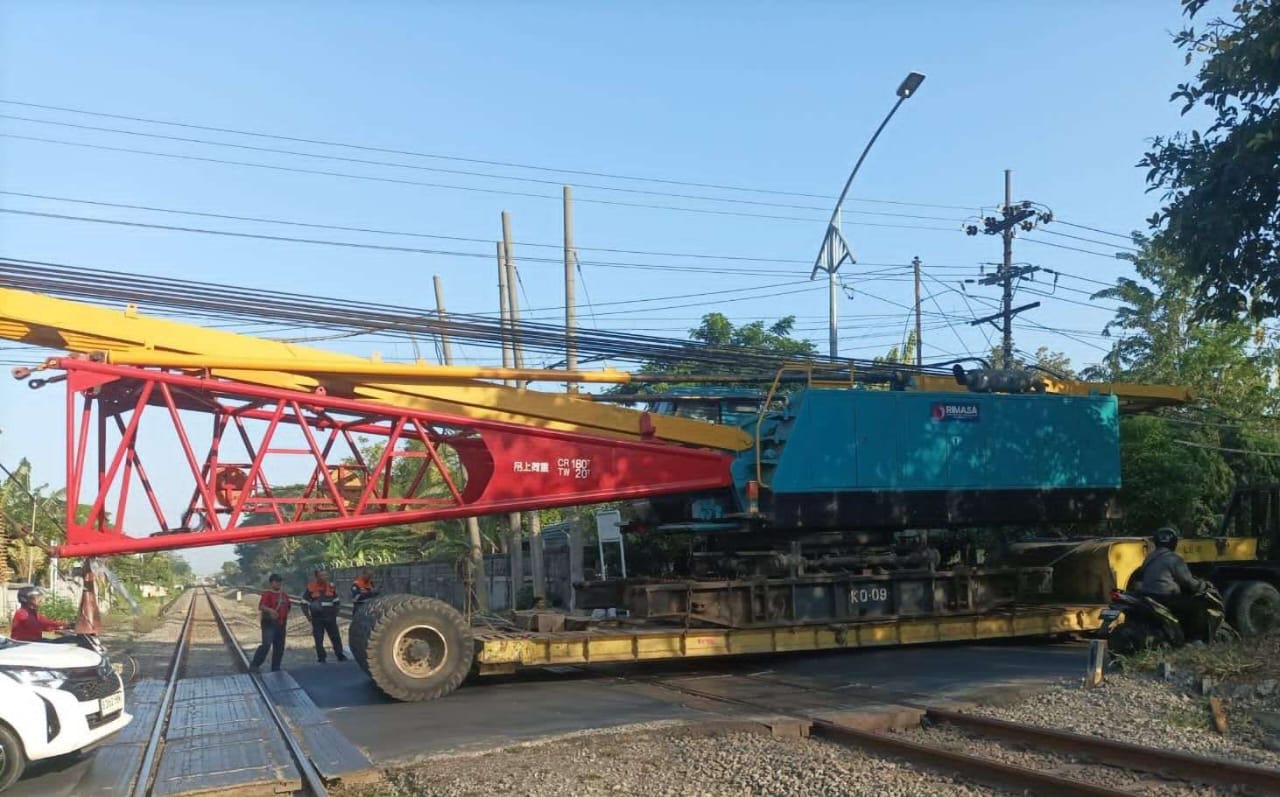 Truk tersangkut di perlintasan sebidang Surabaya menyebabkan keterlambatan sejumlah perjalanan kereta api.